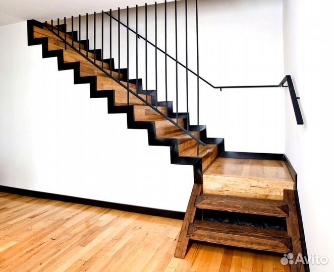 Лестница на металлокаркасе открытого типа