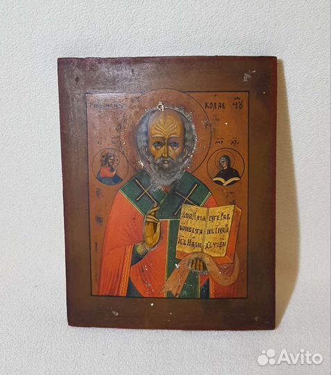 Старинная икона в киоте 