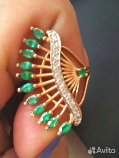 Золотое кольцо с изумрудами и фианитами