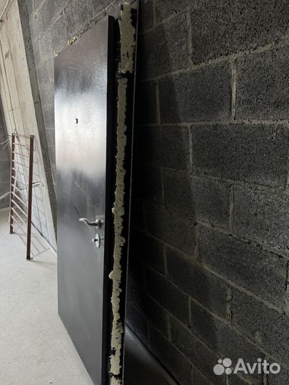 Дверь входная демонтированная