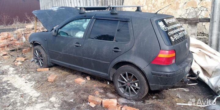 Volkswagen Golf 1.4 МТ, 2003, битый, 200 000 км