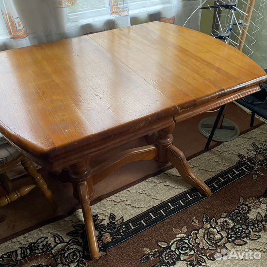 Стол и две табуретки