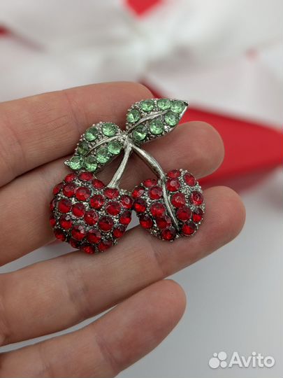 Брошь винтажная вишенки