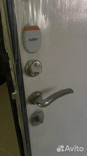 Дверь входная металлическая от застройщика