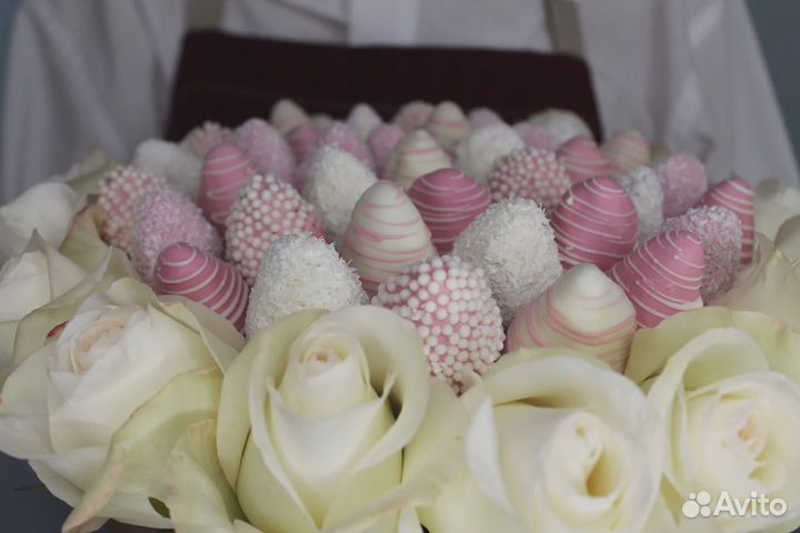 Букет клубника в шоколаде с розами 