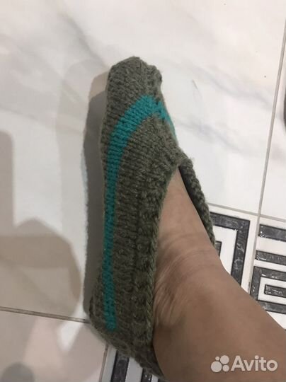 Вязаные домашние тапочки и тёплые следочки