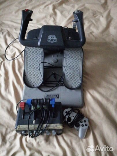 Авиасимулятор и шлем виртуальной реальности