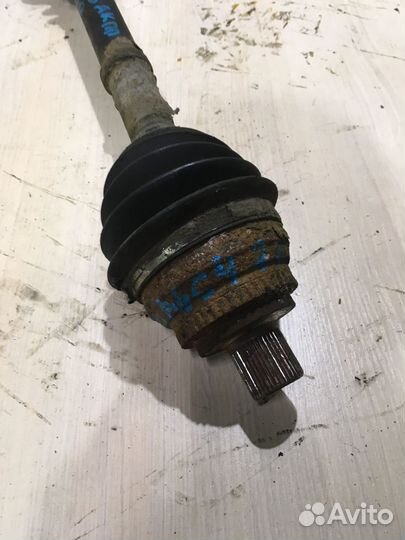 Полуось передняя левая Ауди А6 С4 2.6 АКПП