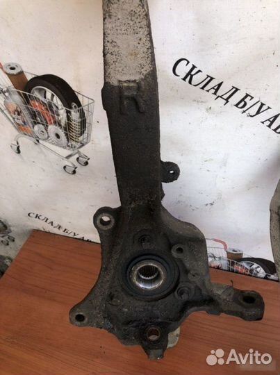 Поворотный кулак передний левый Dodge Stratus