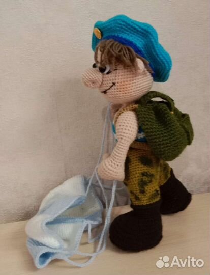 Игрушка десантник