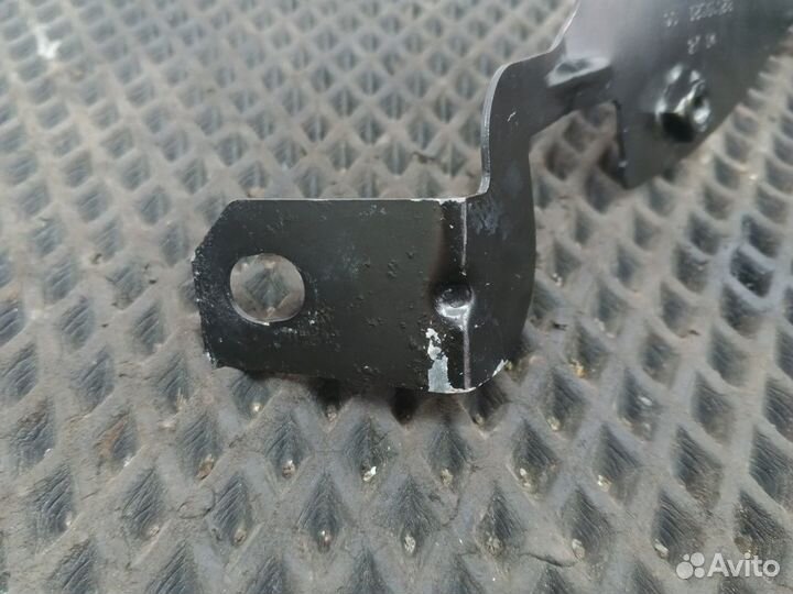 Кронштейн обшивки двери правой Renault T