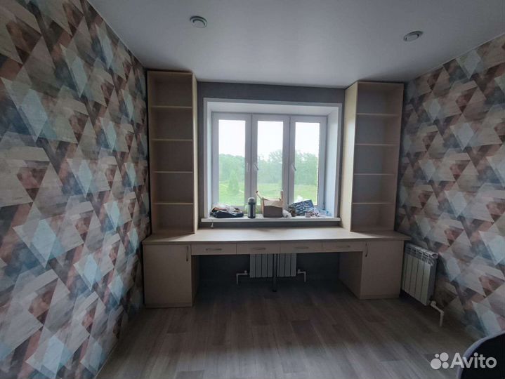 Рабочая зона у окна со шкафом. Рабочая зона