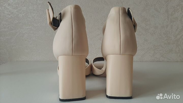 Босоножки бежевые 40размер