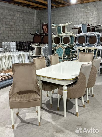 Стол и стулья