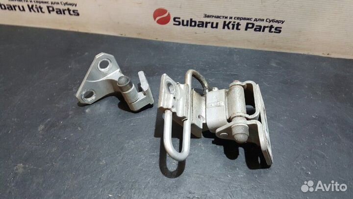 Петля двери передняя правая Volkswagen Passat CC