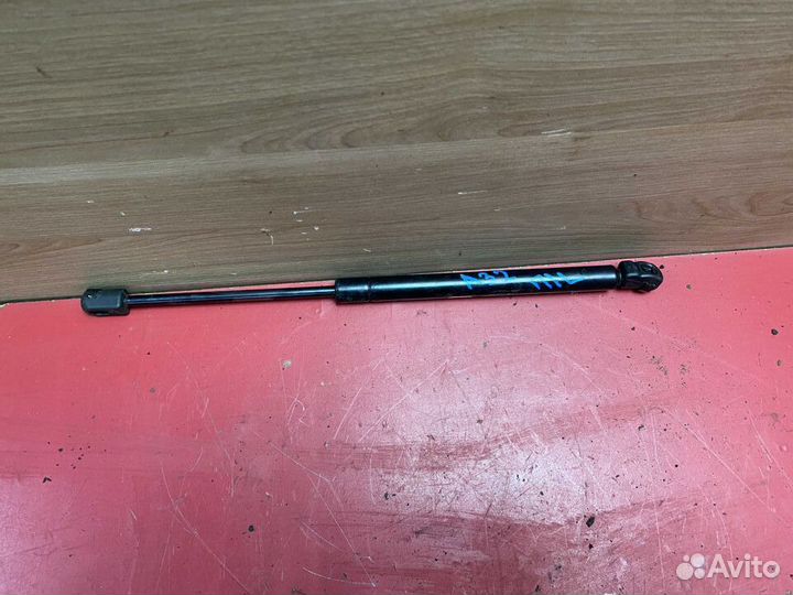 Амортизатор капота 654712Y010 Nissan Maxima (A33)