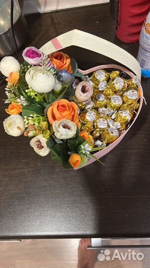 Коробки с цветами и сладотями