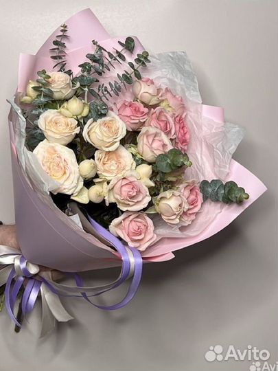 Букет из кустовой розы с эвкалиптом