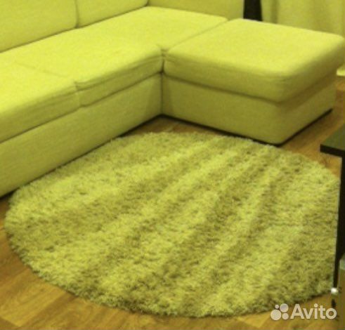 Ковер круглый с длинным ворсом бежевого цвета