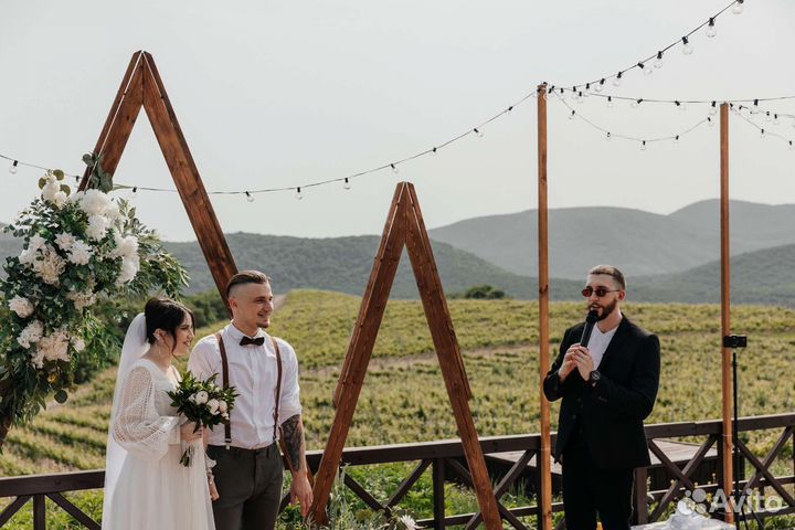 Ведущий с диджеем