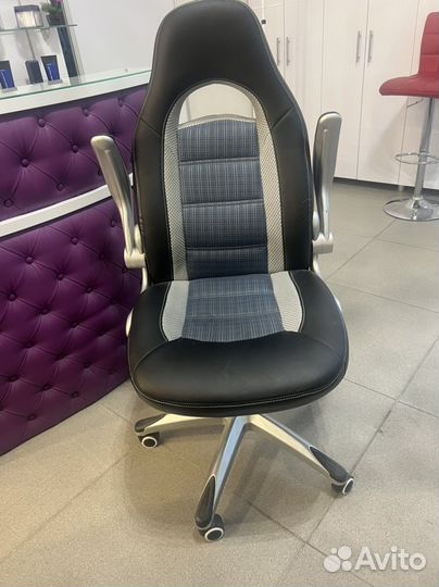 Офисное кресло