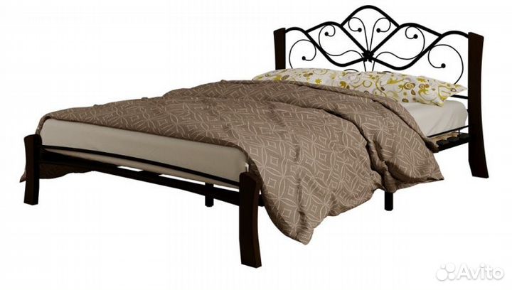Металлическая двуспальная кровать с ламелями