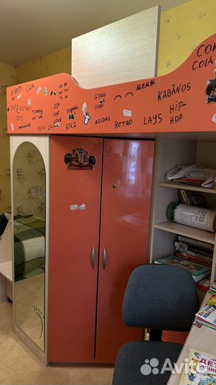 Кровать чердак со столом и шкафом