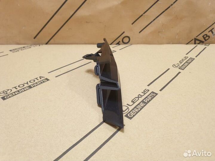 Заглушка буксировочного крюка передняя левая