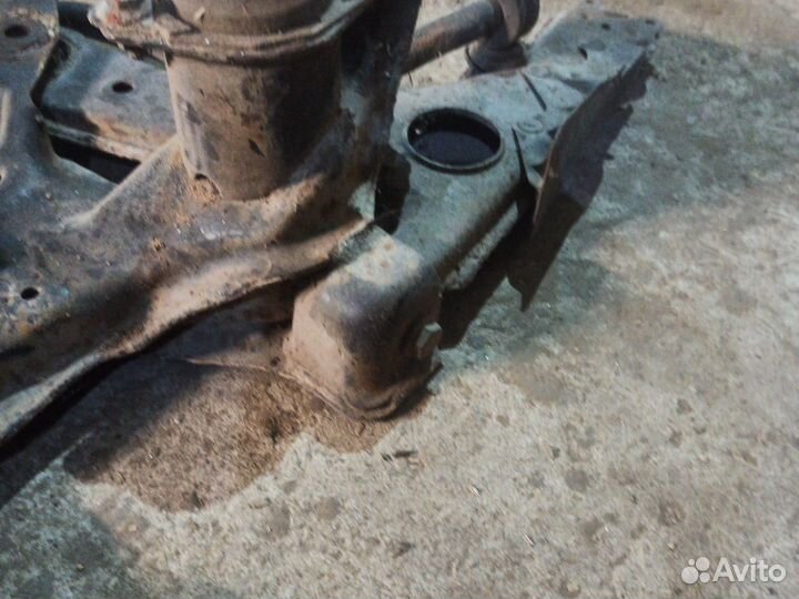 Фольцваген Пассат б3 б 4 подрамник полка богажника