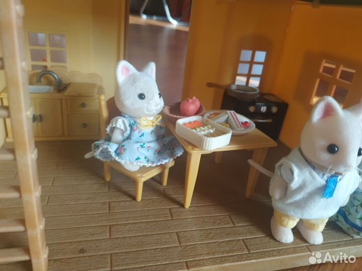 Sylvanian Families домик с мебелью + 4 зверюшки