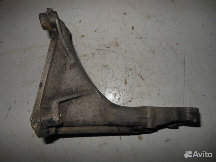 Кронштейн двигат. задний VW Passat (B3) 1988-1993