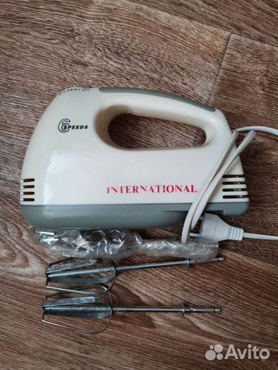 Миксер кухонный с 2 парами насадок (не работает)