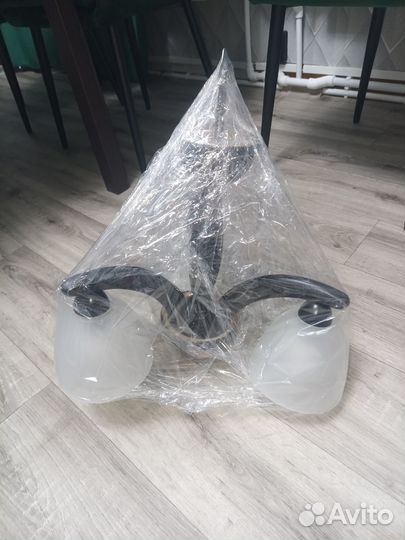 Люстра на три плафона + лампочки в комплекте