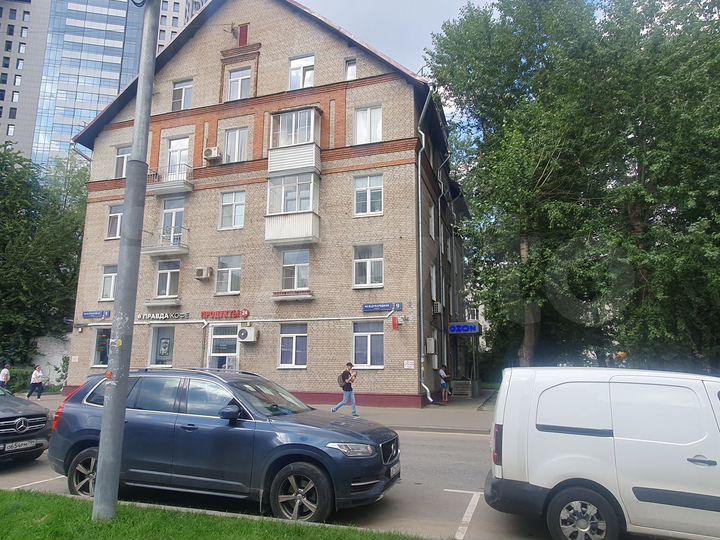 Торговая площадь у метро 55 м² отдельный вход