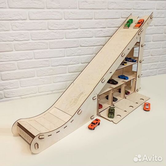 Парковка трамплин для машинок из дерева