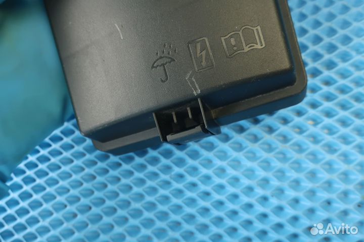 Крышка блока предохранителей 5Q0937132B Superb