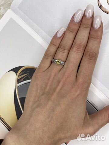 Золотое кольцо с фантазийным жёлтым бриллиантом
