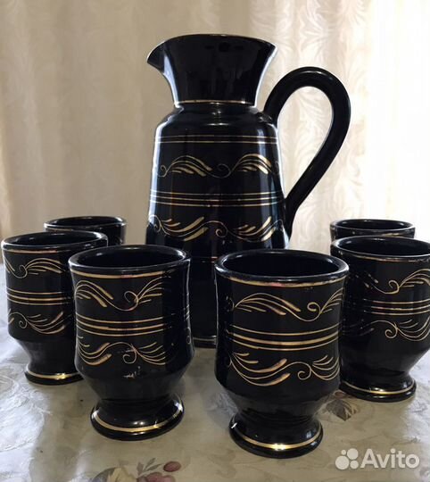 Глиняный кувшин и набор посуды для напитков
