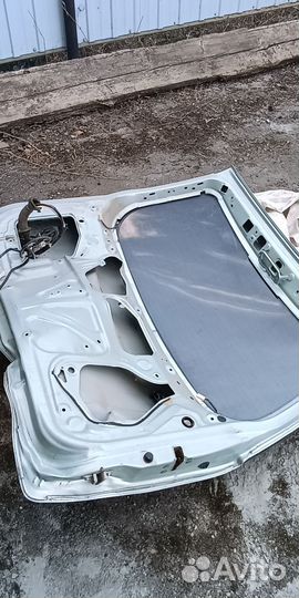 Дверь багажника Toyota Raum 2