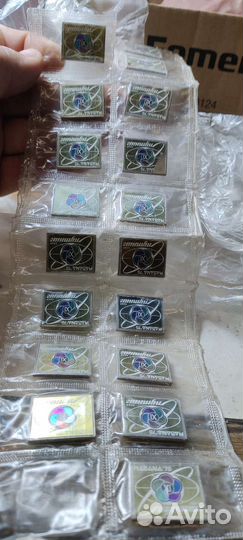 Значки в упаковке.Одного вида.ситалл.Спутник СССР