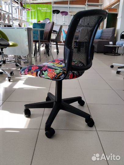 Кресло детское Бюрократ CH-296NX черный черепа