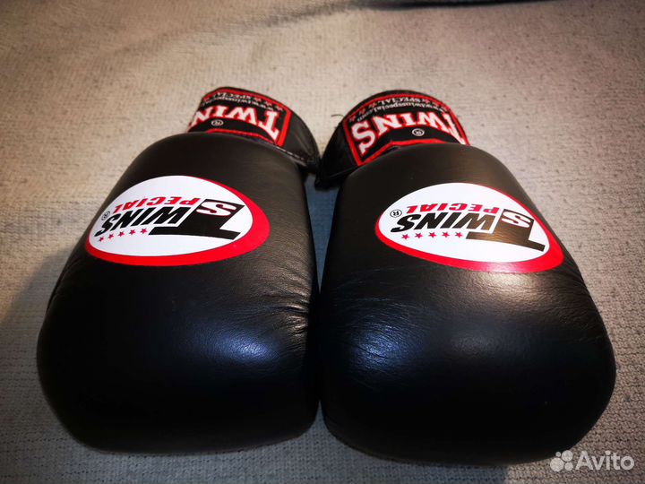 Боксерские перчатки twins 8 oz