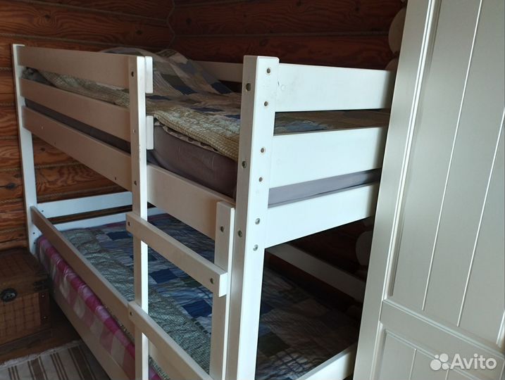 Двухъярусная кровать из массива дерева белая