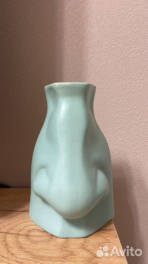 Керамическая ваза в виде носа