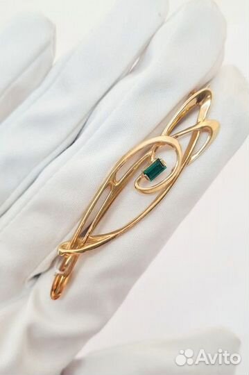 Золотая брошь с фианитом