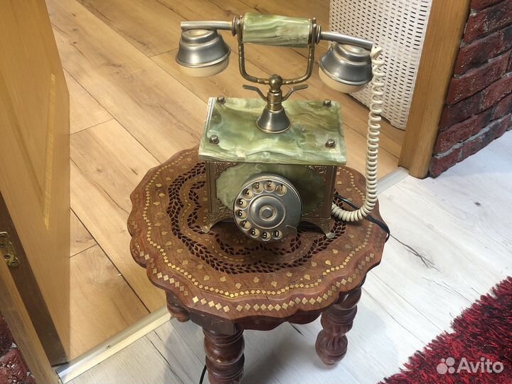 Антикварный телефон