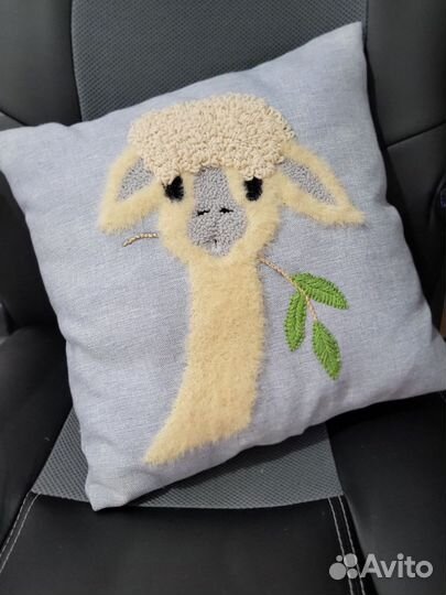 Подушка с ковровой вышивкой Лама