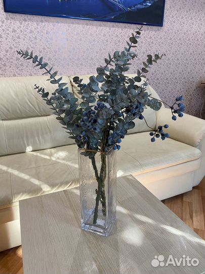 Цветочная ваза с веточками голубики