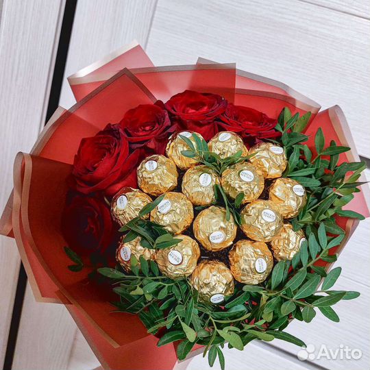 Сладкий букет из конфет сладких батончикоф фереро