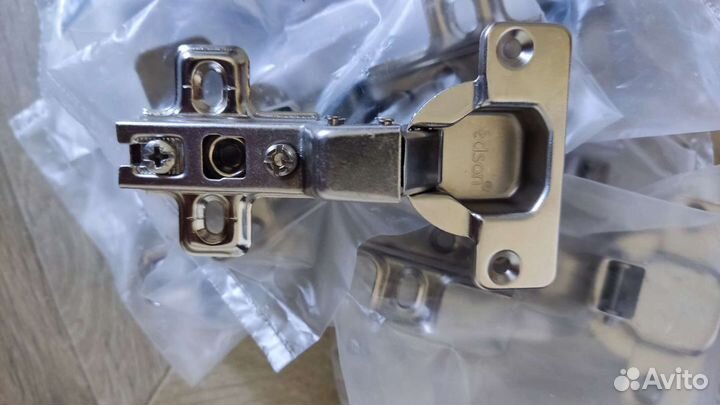 Петли для дверей шкафчиков полунакладные